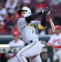 　４回、安打を放つ森下（撮影・田中太一）