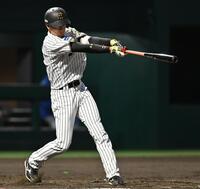 　４回、適時打を放つ山田（撮影・西田忠信）