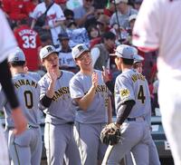 　勝利投手となり、ナインを出迎える大竹と湯浅（撮影・市尻達拡）