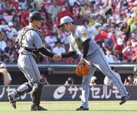 　９回を締め、坂本と握手をする石井（撮影・市尻達拡）