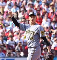 　８回、ハーフスイングを確認する湯浅（撮影・市尻達拡）