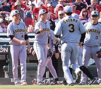 　８回、好守を見せた熊谷を出迎える湯浅と大竹（撮影・市尻達拡）