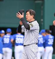 　中日に敗れ、グラウンドを引き揚げる平田２軍監督（撮影・西田忠信）