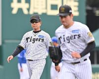 　６回、伊藤稜（右）の交代を告げた平田２軍監督（撮影・西田忠信）