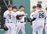 　６回、伊藤稜（左）の降板を告げ、椎葉（右）にマウンドを託す平田２軍監督（撮影・西田忠信）