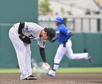 　６回、鵜飼（右）にソロ本塁打を浴びた伊藤稜（撮影・西田忠信）