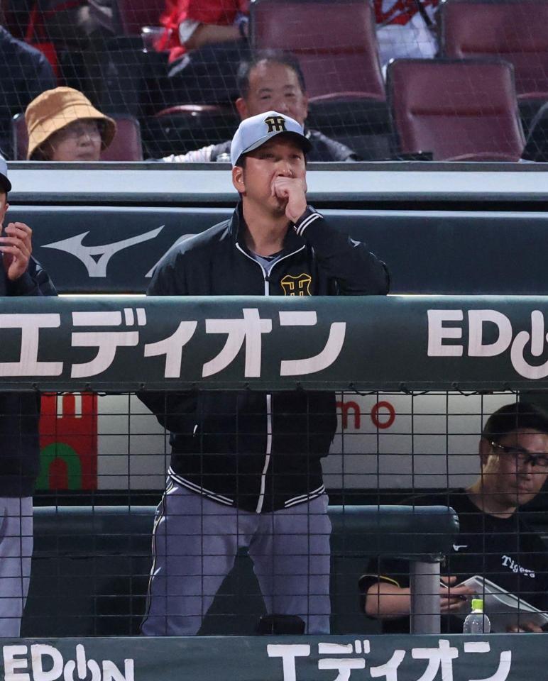 　５回、戦況を見つめる藤川監督（撮影・市尻達拡）