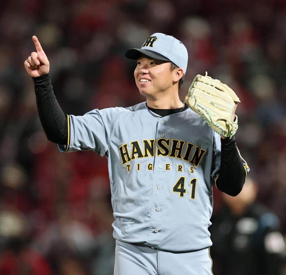 　６回、秋山の打球を処理した森下に笑顔を向ける村上（撮影・田中太一）