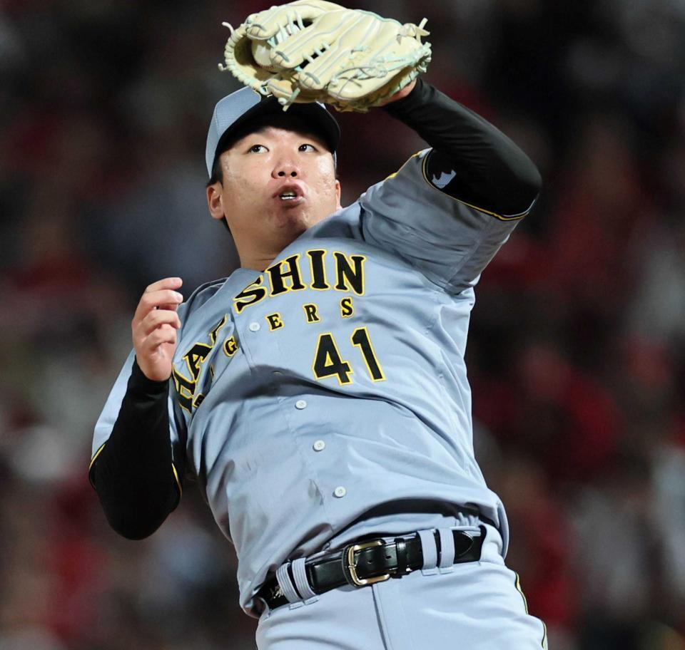 　６回、小園の打球を好捕する村上（撮影・田中太一）