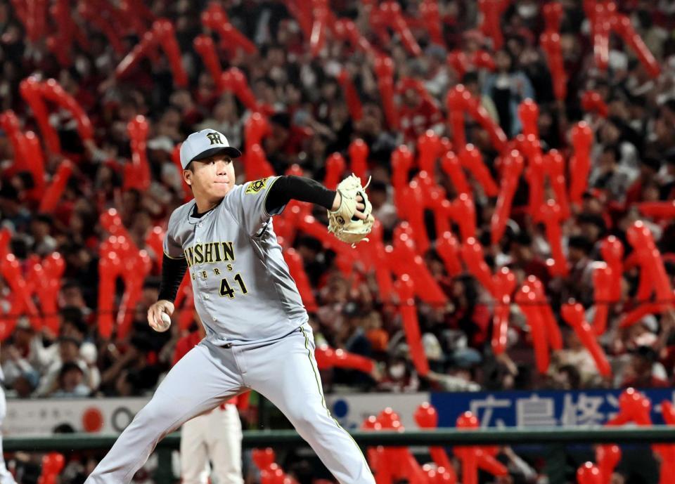 　赤い風船が揺れる中、７回の投球に備える