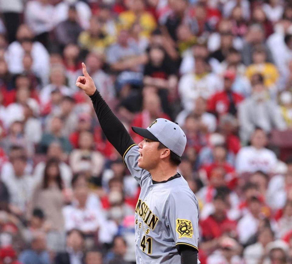 　１回、ファビアンの打球を指さす村上（撮影・市尻達拡）