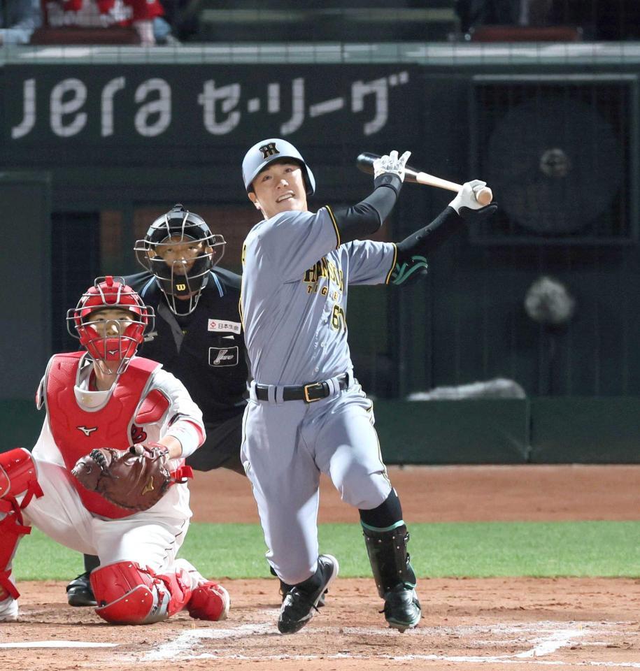 　９回、適時二塁打を放つ豊田（撮影・北村雅宏）