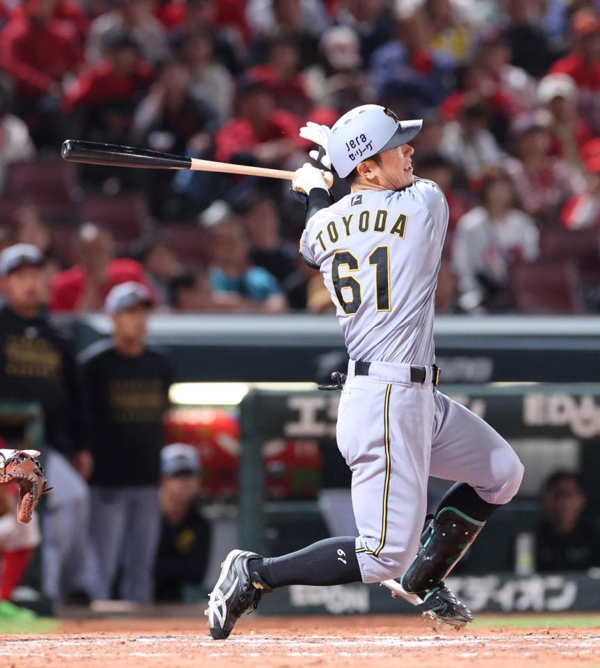 　９回、中越えタイムリー二塁打を放つ豊田（撮影・市尻達拡）