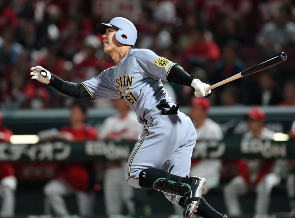 　９回、適時二塁打を放つ豊田（撮影・田中太一）