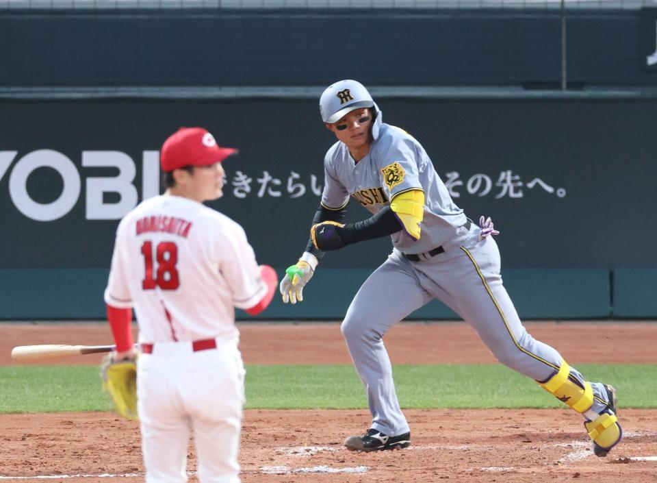 　４回、左前打を放つ森下（撮影・北村雅宏）