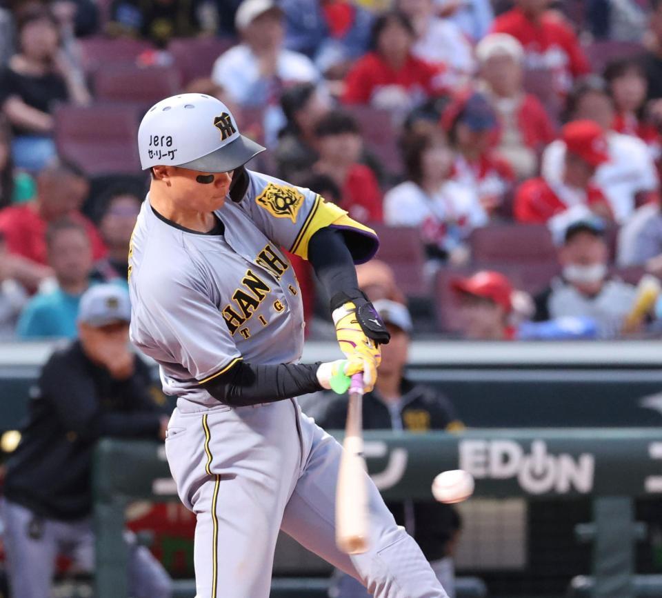 　４回、左前打を放つ森下（撮影・市尻達拡）