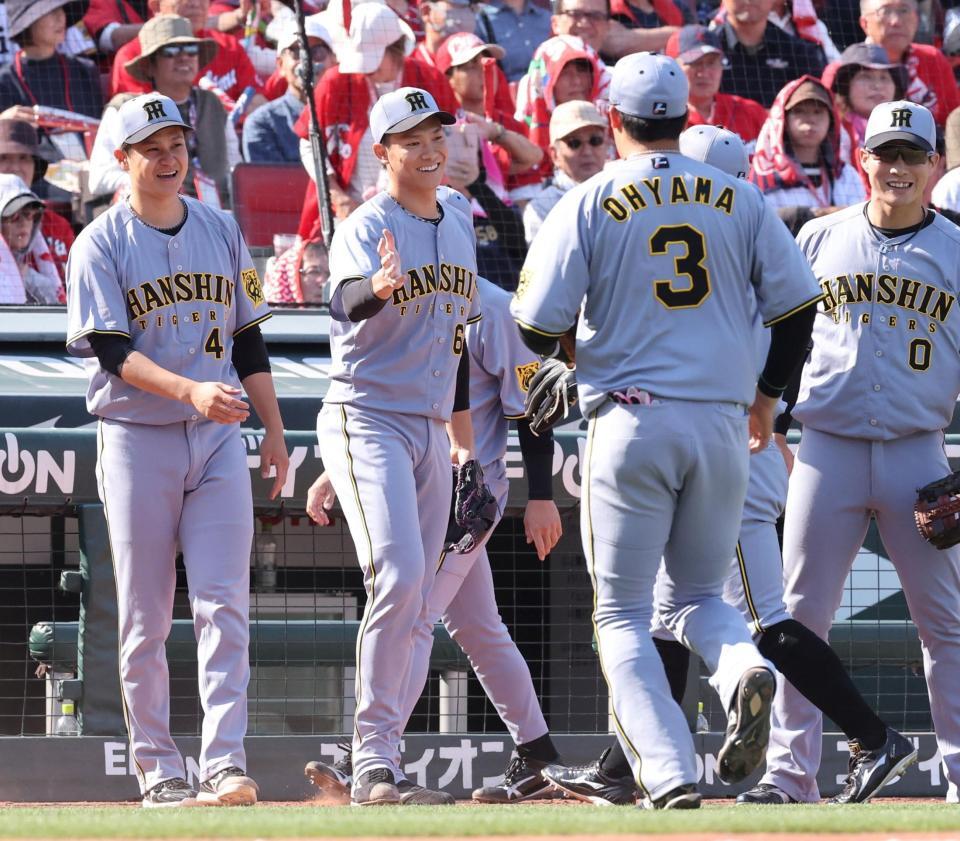 　８回、好守を見せた熊谷を出迎える湯浅と大竹（撮影・市尻達拡）