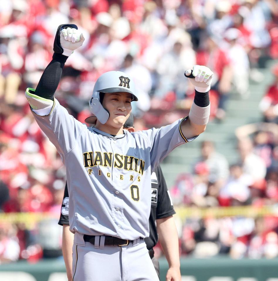 　５回、先制打を放ち、塁上でガッツポーズを決める木浪（撮影・田中太一）