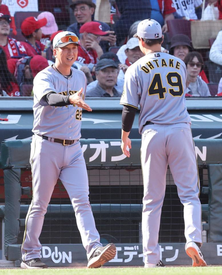 　勝利投手となった大竹と握手をする藤川監督（撮影・市尻達拡）