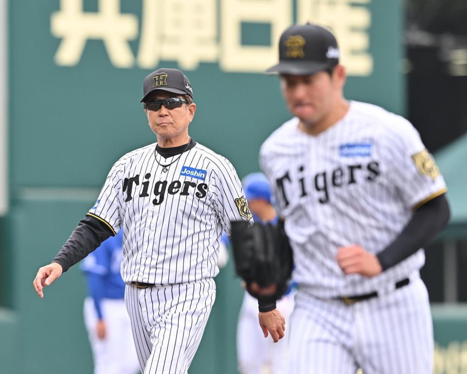 　６回、伊藤稜（右）の交代を告げた平田２軍監督（撮影・西田忠信）