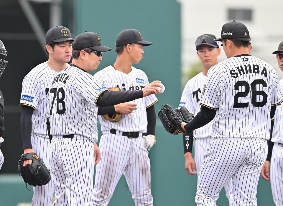 　６回、伊藤稜（左）の降板を告げ、椎葉（右）にマウンドを託す平田２軍監督（撮影・西田忠信）