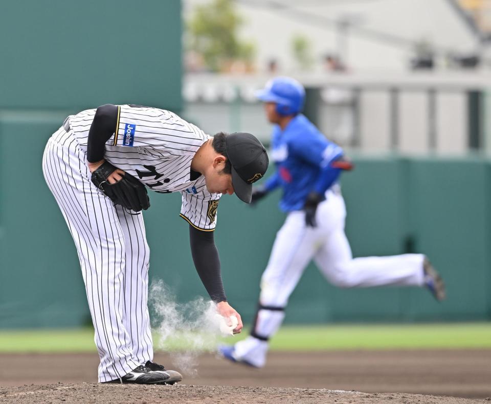 　６回、鵜飼（右）にソロ本塁打を浴びた伊藤稜（撮影・西田忠信）