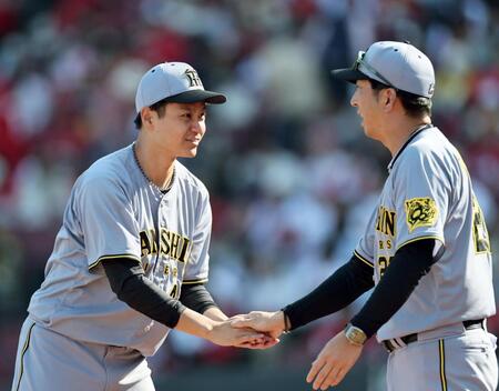 ２勝目を挙げた阪神・大竹耕太郎は阪神・藤川球児監督と握手を交わす＝マツダスタジアム（撮影・田中太一）