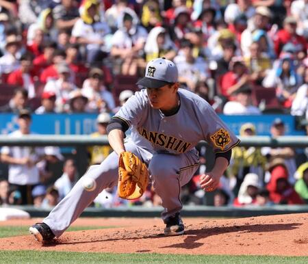 　４回、小園の打球にグラブを出す大竹（撮影・市尻達拡）