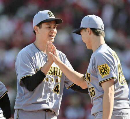 　２勝目を挙げた大竹（左）は湯浅とハイタッチを交わす（撮影・田中太一）