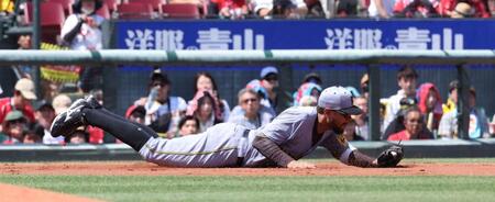 　１回、菊池の打球に飛びつくヘルナンデス（撮影・市尻達拡）