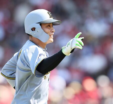 　５回、先制適時打を放った木浪は笑顔でベンチへ戻る（撮影・田中太一）