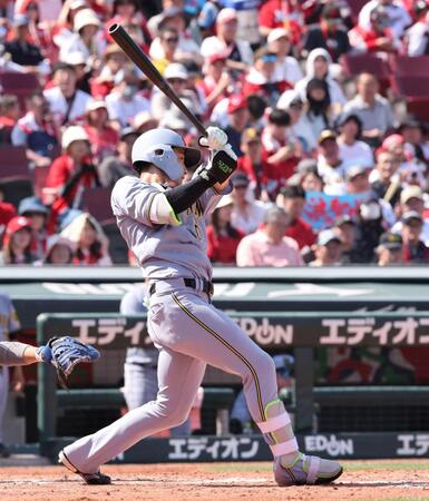 　５回、左中間へのタイムリー二塁打を放つ木浪（撮影・市尻達拡）