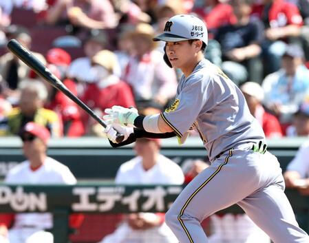 　５回、先制適時二塁打を放つ木浪（撮影・田中太一）