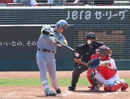 　５回、先制となる適時二塁打を放つ木浪（撮影・北村雅宏）