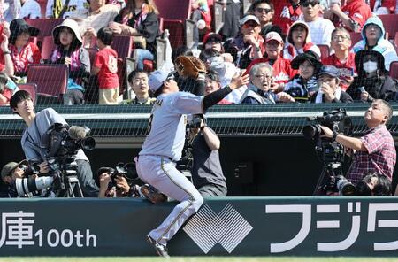　６回、中村奨のファウルフライを好捕する大山（撮影・田中太一）