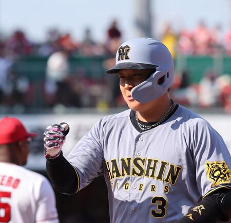 　９回、右前タイムリーを放ち、グータッチをする大山（撮影・市尻達拡）