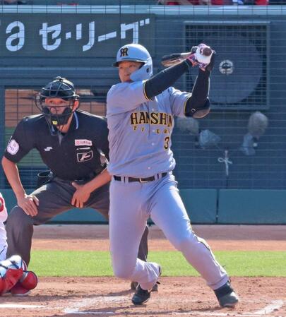 　９回、適時打を放つ大山（撮影・北村雅宏）