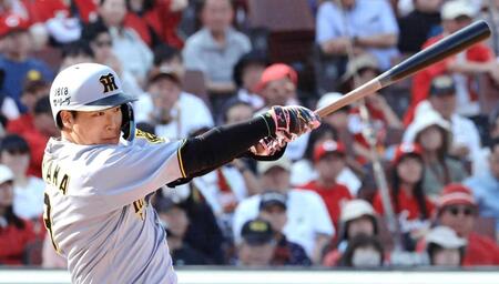 　９回、右前タイムリーを放つ大山（撮影・市尻達拡）