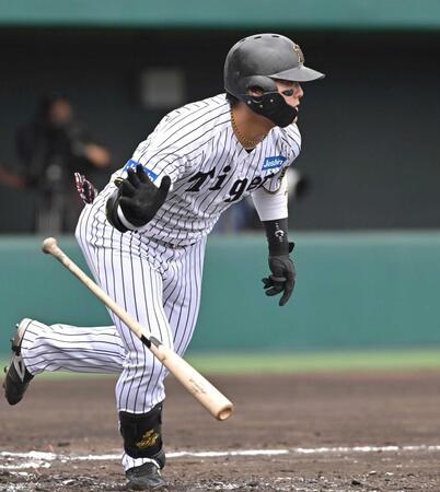 　４回、適時内野安打を放つ前川（撮影・西田忠信）