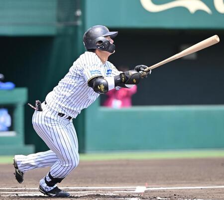 　１回、先制ソロを放つ前川（撮影・西田忠信）