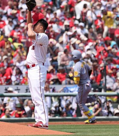 　１回、森下に左越え２ランを許し、帽子をかぶり直す森（撮影・市尻達拡）