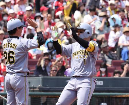 　１回、左越え２ランを放ち、タッチを交わす森下（撮影・市尻達拡）