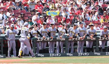 　１回、左越え２ランを放った森下を出迎える阪神ナイン（撮影・市尻達拡）