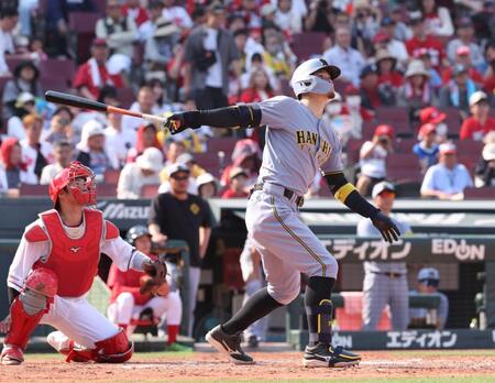 　８回、右越え３ランを放つ佐藤輝（撮影・市尻達拡）