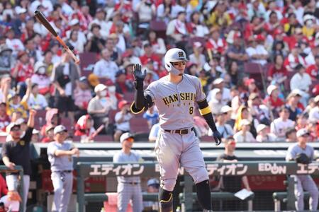 　８回、右越え３ランを放ち、バットを放り投げる佐藤輝（撮影・市尻達拡）