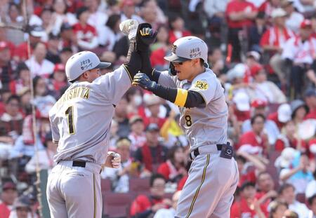 　８回、右越え３ランを放ち、森下とジャンプしてタッチを交わす佐藤輝（撮影・市尻達拡）