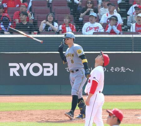 　８回、３ランを放つ佐藤輝（撮影・北村雅宏）