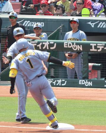 　１回、先制２ランを放った森下（１）を見る藤川監督（右）＝撮影・北村雅宏