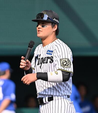 　試合後、スピーチをする前川（撮影・西田忠信）