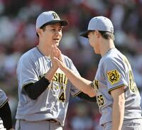　２勝目を挙げた大竹（左）は湯浅とハイタッチを交わす（撮影・田中太一）